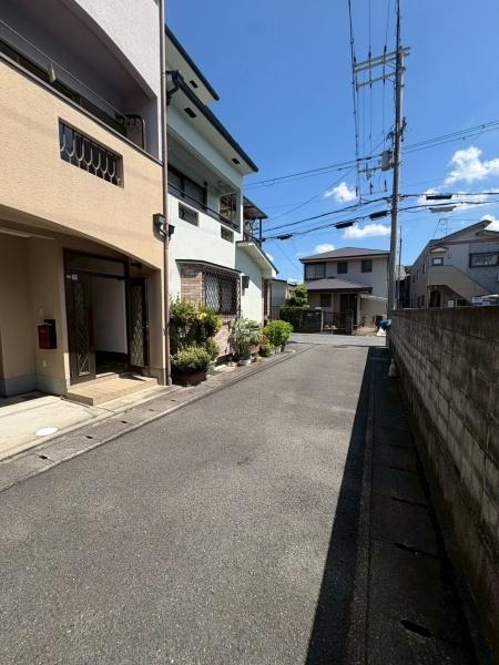 京都市伏見区南尼崎町の中古一戸建て(前面道路含む現地写真)