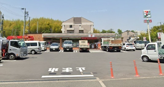 サンヴェール千里緑地公園(セブンイレブン豊中東泉丘店)