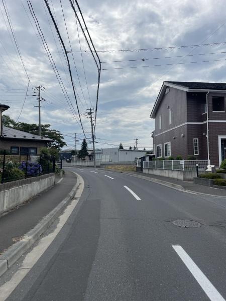 八戸市北白山台1丁目の中古一戸建て(前面道路含む現地写真)