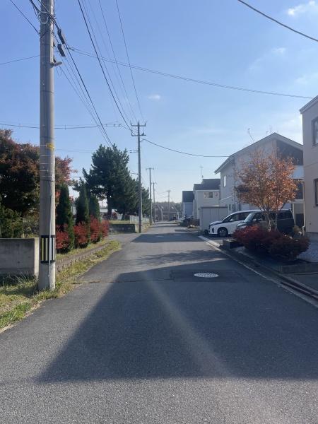 上北郡六戸町小松ケ丘3丁目の中古一戸建て(前面道路含む現地写真)