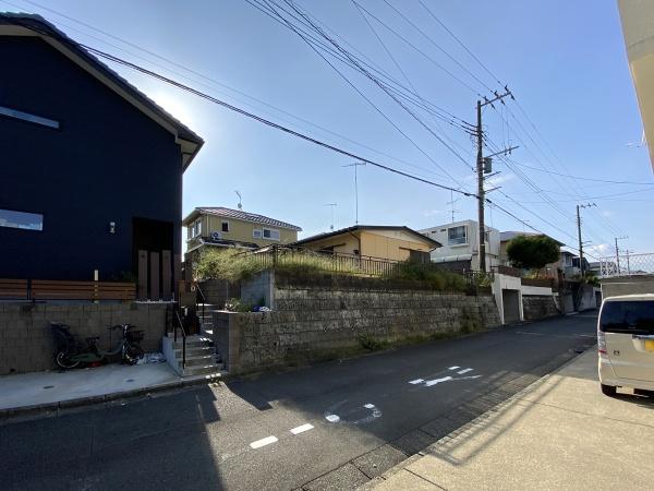 伊勢原市高森台3丁目の土地(前面道路含む現地写真)