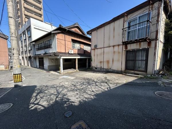 新地町／古アパートあり