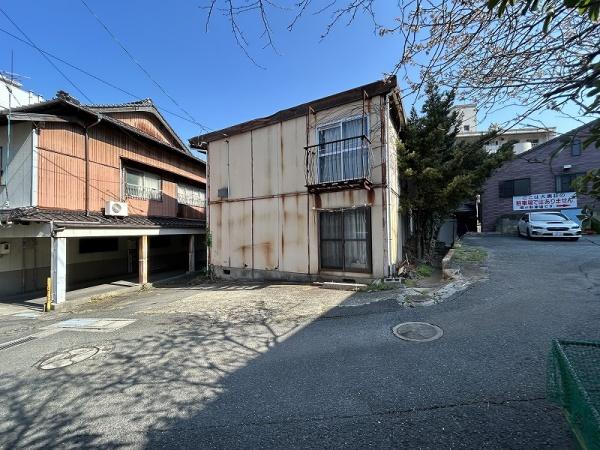 新地町／古アパートあり
