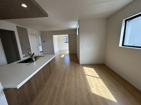 新垢田南町/1-2新築 角地(リビング)