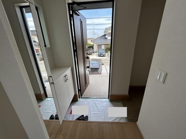 新垢田南町/1-2新築 角地(玄関)