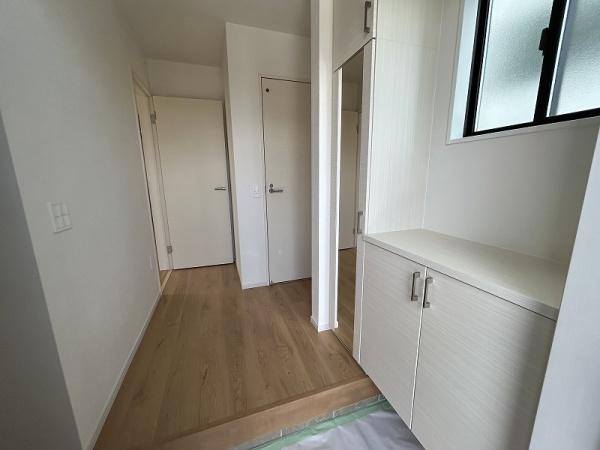 新垢田南町/1-2新築 角地(玄関)