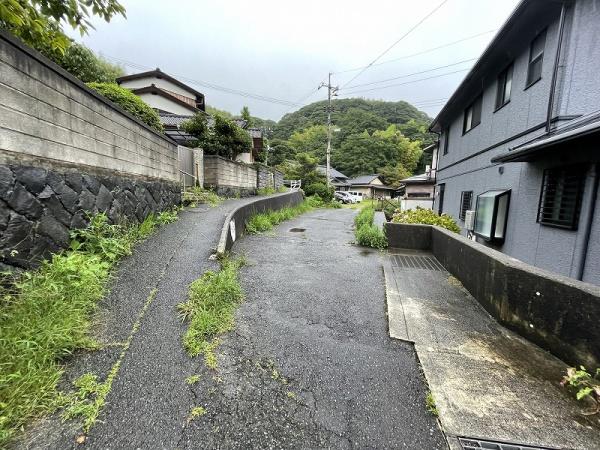 下関市貴船町2丁目の中古一戸建て(前面道路含む現地写真)