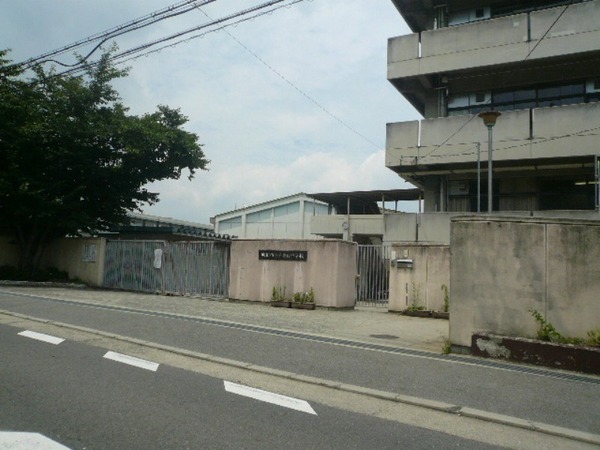 吹田市千里丘中の土地(吹田市立千里丘中学校)