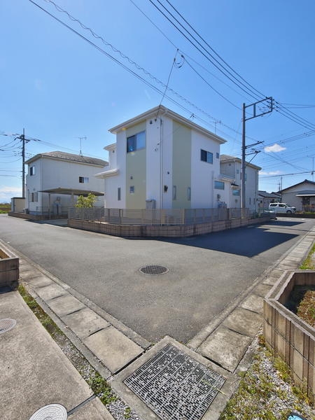 加須市礼羽の中古一戸建て(前面道路含む現地写真)