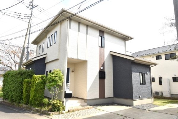 ２階リビングでプライバシーと日当たりに溢れる住まい　収納充実