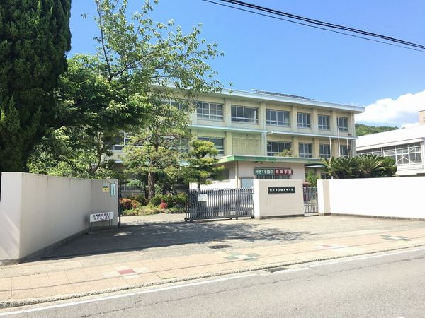 松山市松前町３丁目の土地(松山市立勝山中学校)