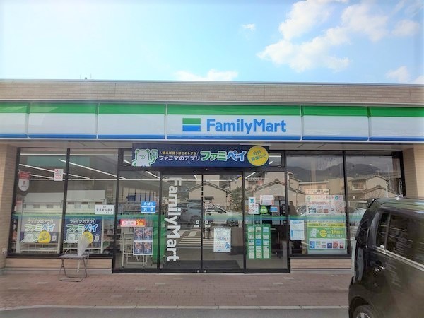 石手白石　２号棟(ファミリーマート松山ひがしの店)