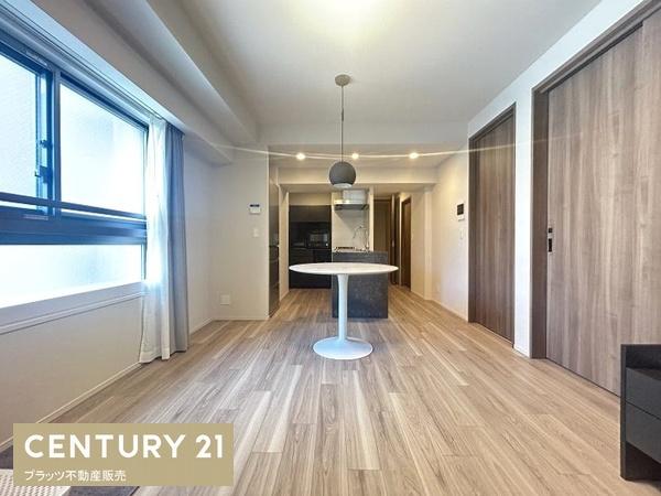 プレミスト江坂(リビング)