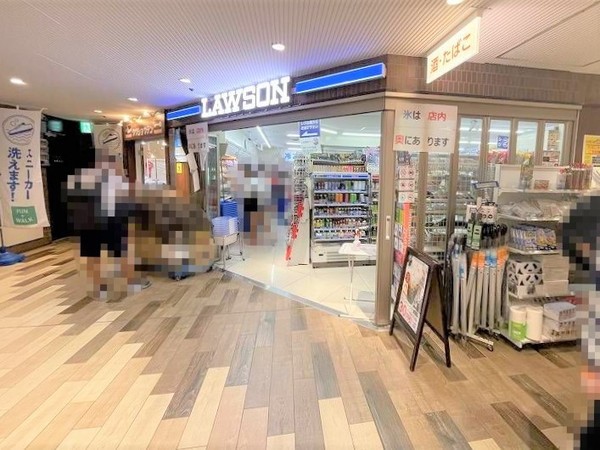 ファミリーコーポ緑地公園(ローソン緑地駅ビル店)