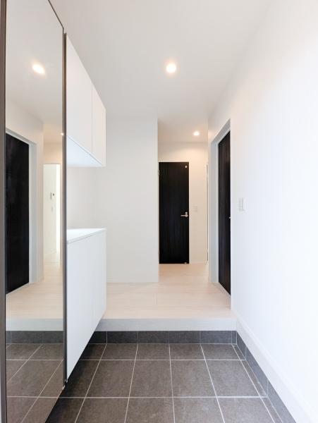 横浜市金沢区西柴2丁目の新築一戸建(玄関)