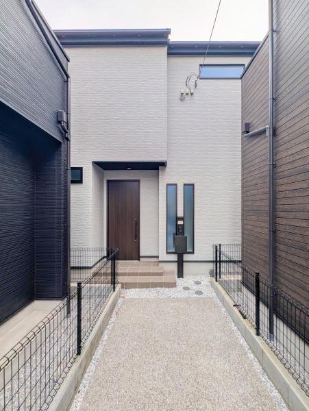 横浜市神奈川区六角橋4丁目の新築一戸建(前面道路含む現地写真)