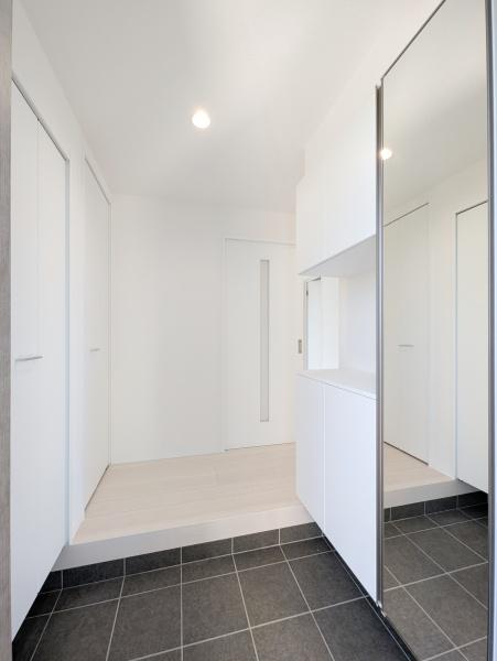 横浜市瀬谷区阿久和西2丁目の新築一戸建(玄関)