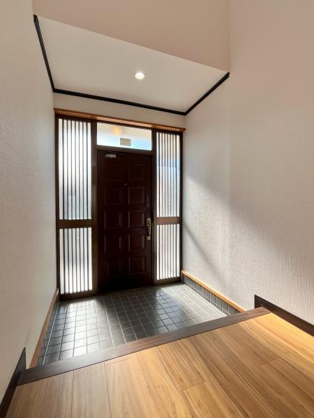 愛知郡愛荘町長野の中古一戸建て(玄関)