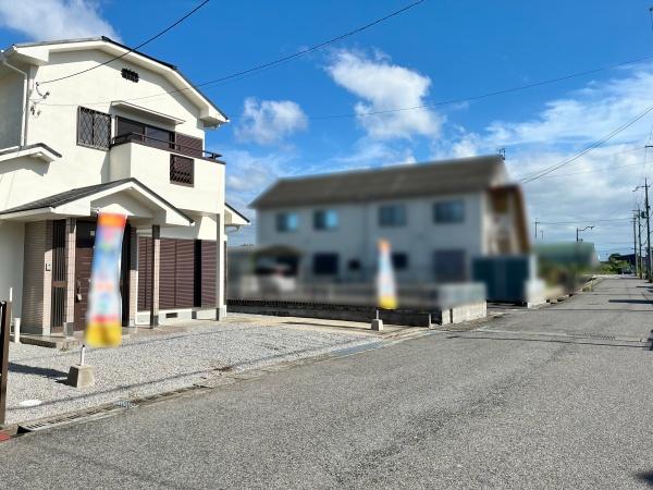 愛知郡愛荘町長野の中古一戸建て(前面道路含む現地写真)