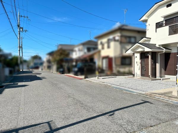 愛知郡愛荘町長野の中古一戸建て(前面道路含む現地写真)