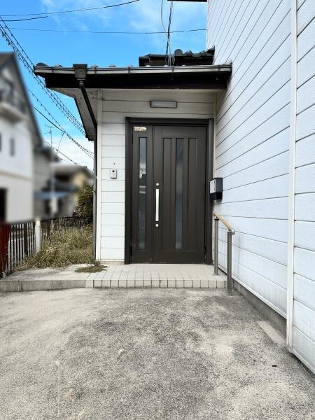 東近江市札の辻1丁目の中古一戸建て(玄関)
