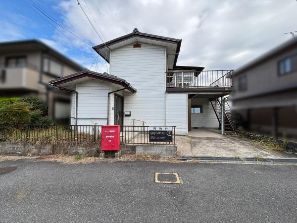 東近江市札の辻1丁目の中古一戸建て(前面道路含む現地写真)
