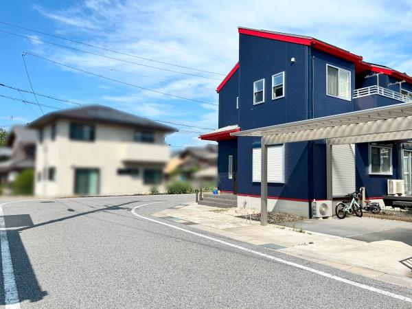 東近江市五個荘三俣町の中古一戸建て(前面道路含む現地写真)