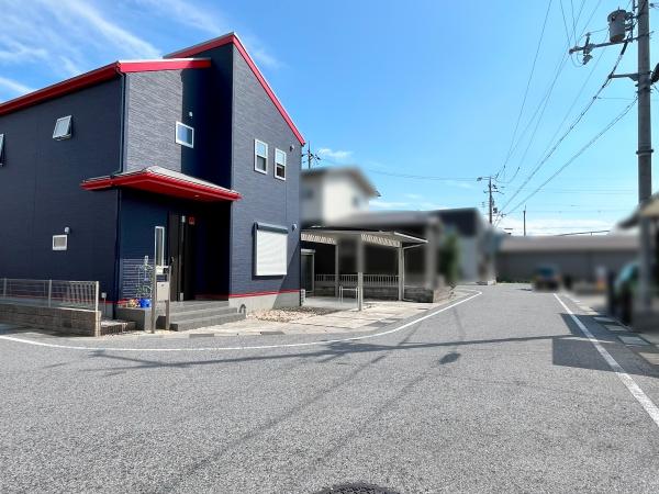 東近江市五個荘三俣町の中古一戸建て(前面道路含む現地写真)