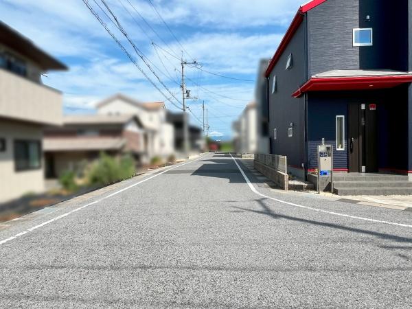 東近江市五個荘三俣町の中古一戸建て(前面道路含む現地写真)