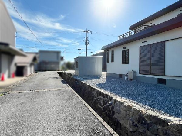愛知郡愛荘町市の中古一戸建て(前面道路含む現地写真)