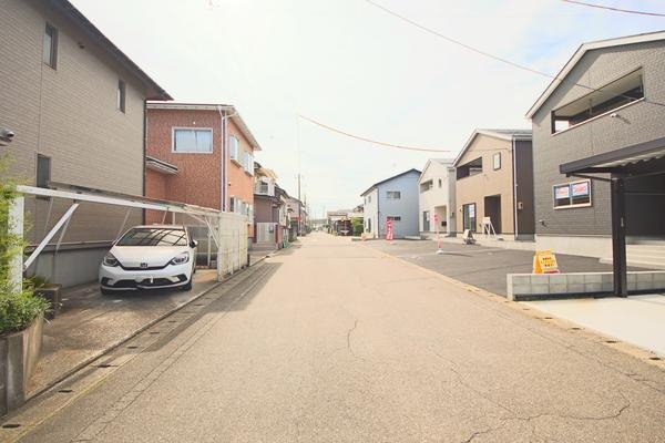 新潟市西区鳥原新田の新築一戸建(前面道路含む現地写真)