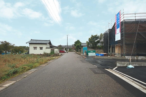 新潟市江南区丸潟新田の新築一戸建(前面道路含む現地写真)