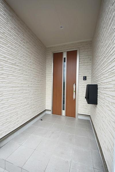 新潟市江南区丸潟新田の新築一戸建(玄関)