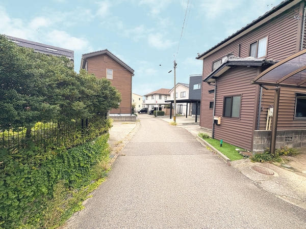 新潟市東区松崎1丁目の中古一戸建て(前面道路含む現地写真)