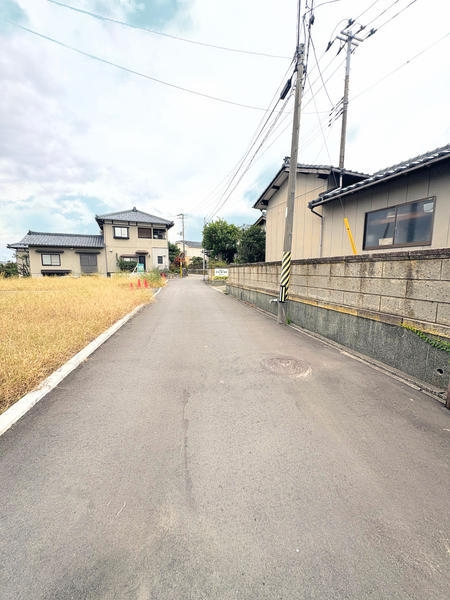 新潟市東区松崎1丁目の中古一戸建て(前面道路含む現地写真)