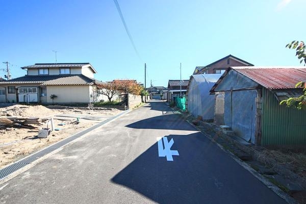 新潟市東区根室新町の新築一戸建(前面道路含む現地写真)