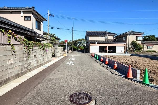 新潟市東区根室新町の新築一戸建(前面道路含む現地写真)