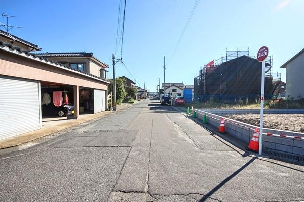新潟市東区根室新町の新築一戸建(前面道路含む現地写真)