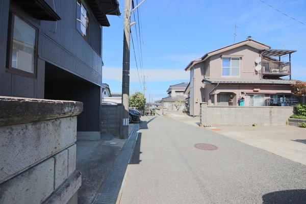 新潟市東区河渡3丁目の中古一戸建て(前面道路含む現地写真)