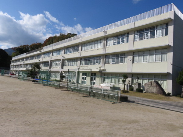 岩国市南岩国町5丁目の新築一戸建(岩国市立灘小学校)