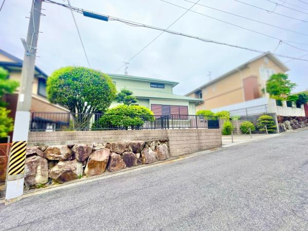 富田林市新青葉丘町の中古一戸建て(前面道路含む現地写真)