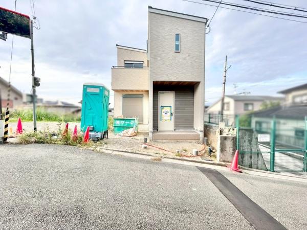 堺市西区上野芝向ヶ丘町2丁の新築一戸建(前面道路含む現地写真)