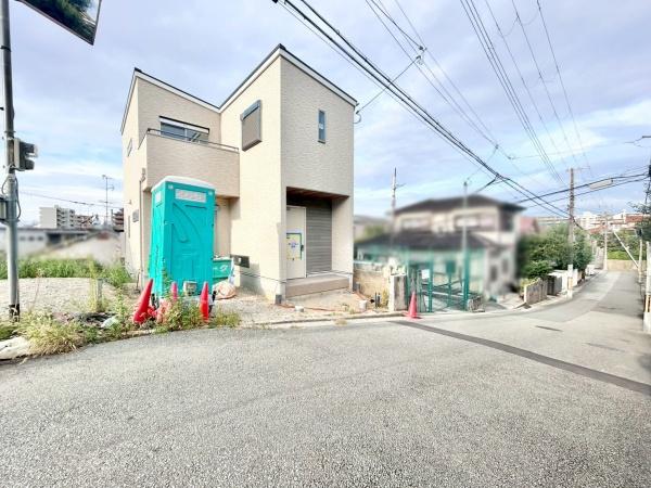 堺市西区上野芝向ヶ丘町2丁の新築一戸建(前面道路含む現地写真)