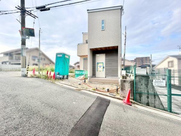 堺市西区上野芝向ヶ丘町2丁の新築一戸建(前面道路含む現地写真)