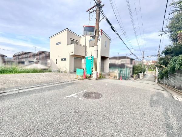 堺市西区上野芝向ヶ丘町2丁の新築一戸建(前面道路含む現地写真)
