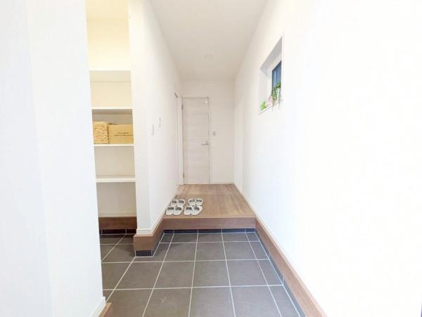 堺市北区野遠町の新築一戸建(玄関)