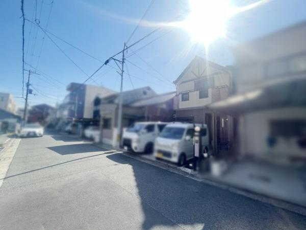 堺市堺区神保通の中古一戸建て(前面道路含む現地写真)