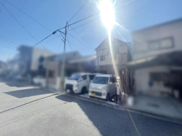 堺市堺区神保通の中古一戸建て(前面道路含む現地写真)