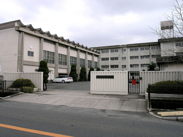 八尾市垣内1丁目の中古一戸建て(八尾市立南高安中学校)