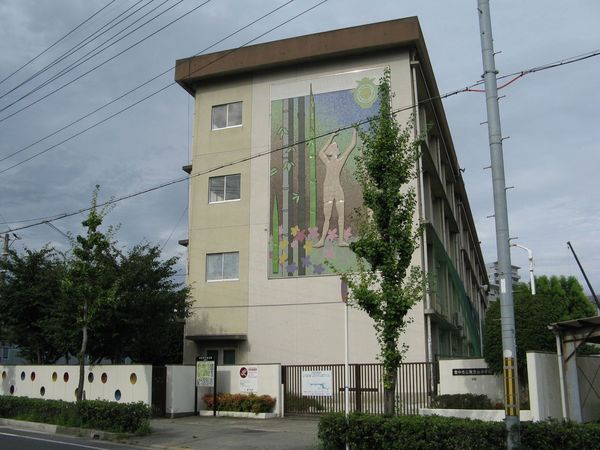 空ビル桃山台・店舗・事務所・熊野３道路幅員13ｍ(豊中市立東豊台小学校)